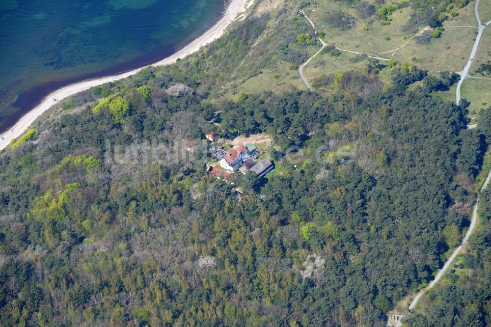 Insel Hiddensee aus der Vogelperspektive: Mitten im Wald stehendes Gebäude vom Restaurant Zum Klausner auf der Insel Hiddensee im Bundesland Mecklenburg-Vorpommern