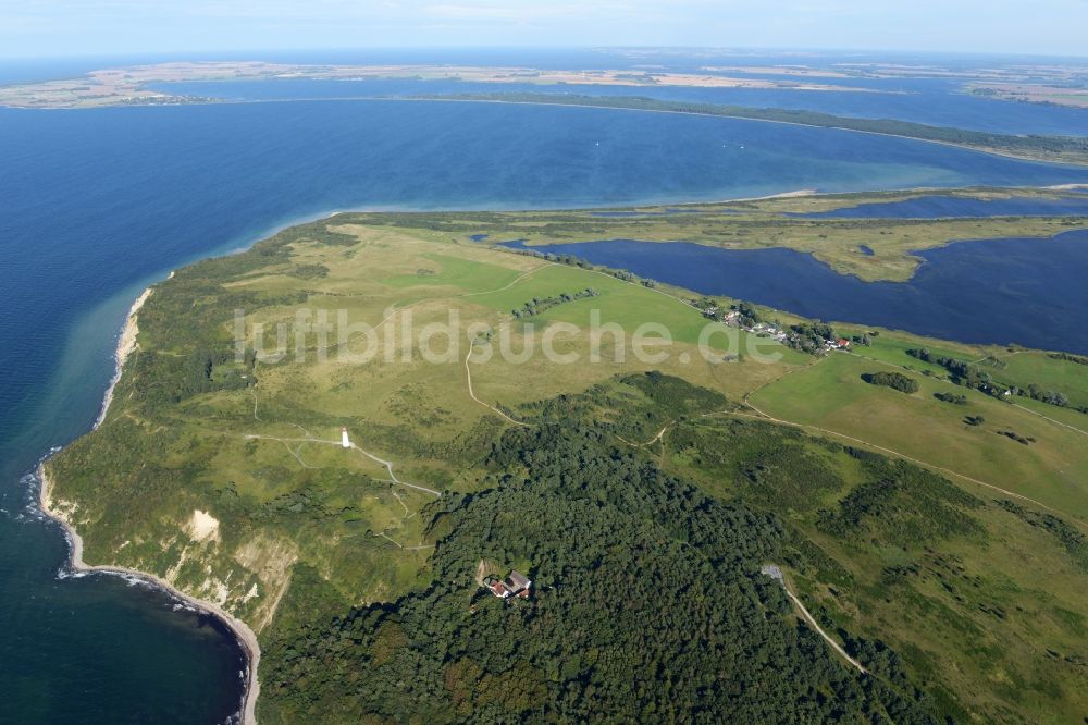 Luftaufnahme Insel Hiddensee - Mitten im Wald stehendes Gebäude vom Restaurant Zum Klausner auf der Insel Hiddensee im Bundesland Mecklenburg-Vorpommern