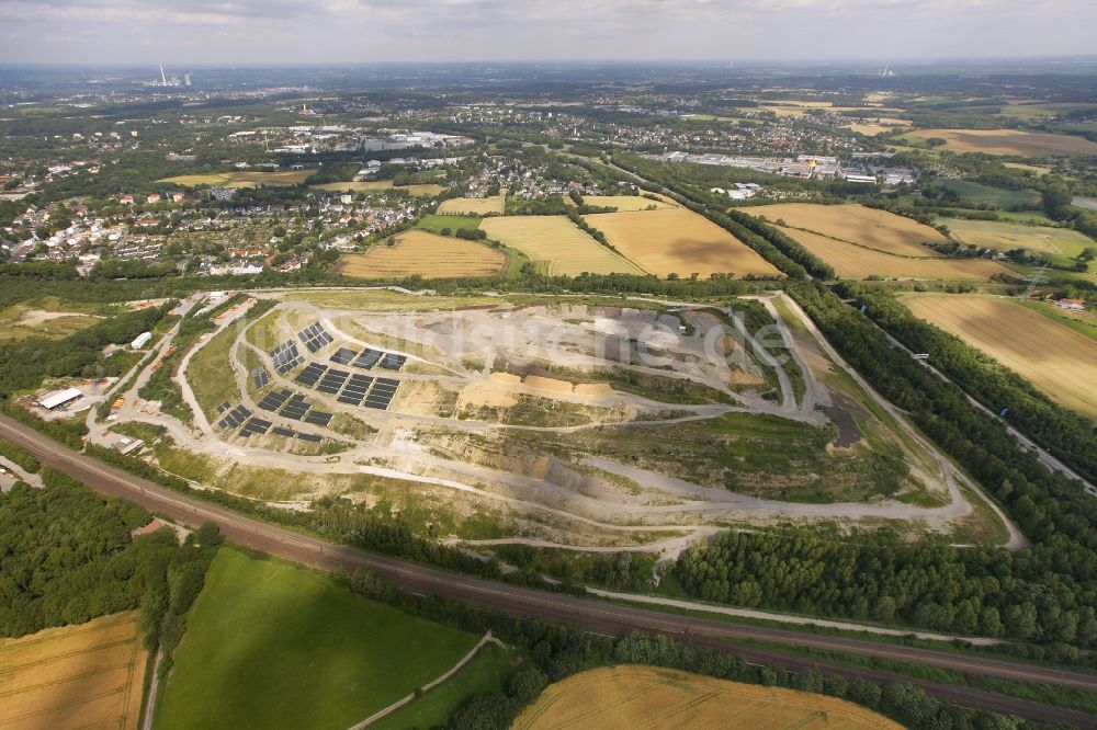 Luftbild Bochum - Müllhalde Kornharpen - Abfalldeponie mit Solarmodulen bei Bochum im Bundesland Nordrhein-Westfalen