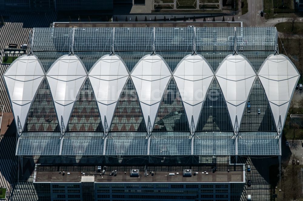 Oberding aus der Vogelperspektive: München Airport Centers (MAC) Dach des Flughafen München im Bundesland Bayern, Deutschland