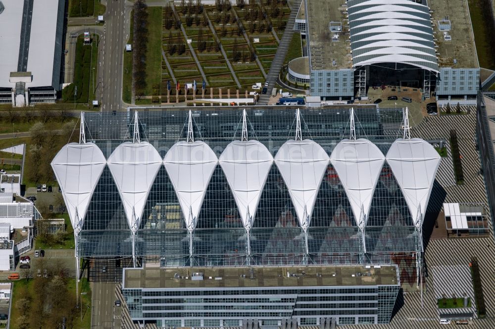 Oberding aus der Vogelperspektive: München Airport Centers (MAC) Dach des Flughafen München im Bundesland Bayern, Deutschland