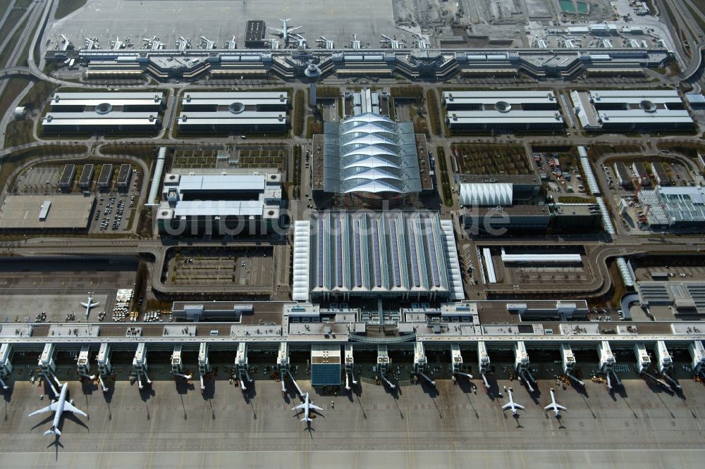 Luftaufnahme Oberding - München Airport Centers (MAC) Dach des Flughafen München im Bundesland Bayern, Deutschland