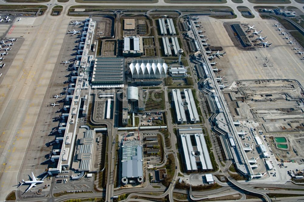 Oberding von oben - München Airport Centers (MAC) Dach des Flughafen München im Bundesland Bayern, Deutschland