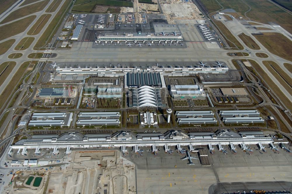 Oberding aus der Vogelperspektive: München Airport Centers (MAC) Dach des Flughafen München im Bundesland Bayern, Deutschland