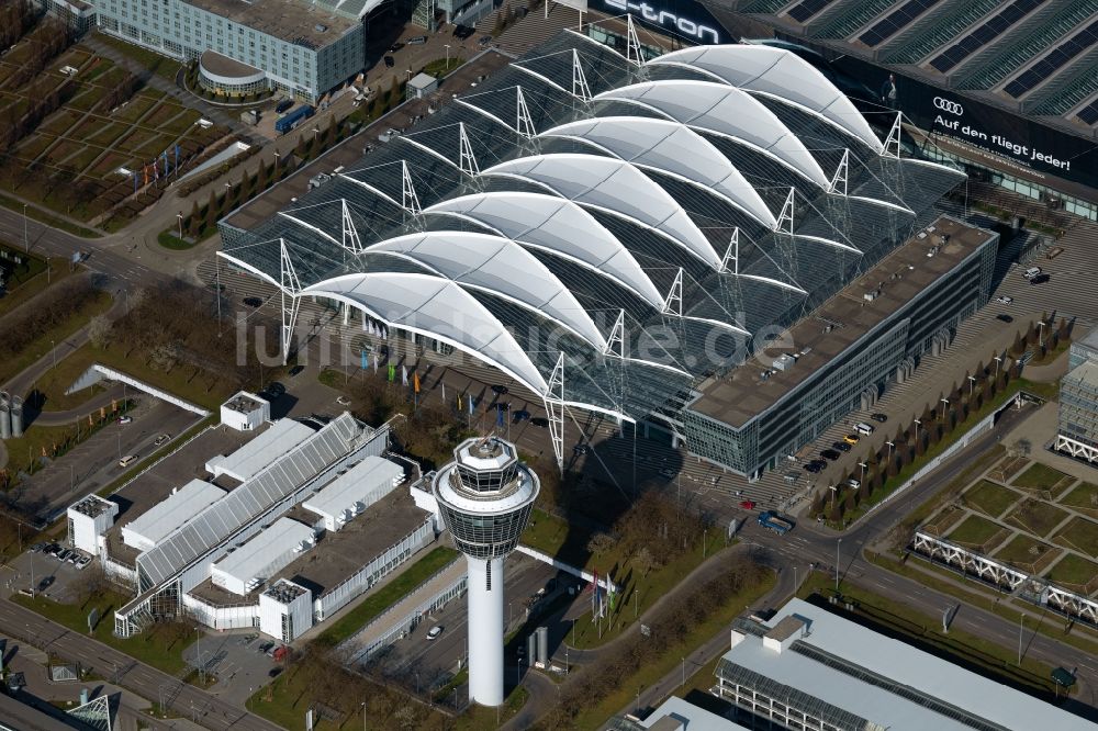 Oberding aus der Vogelperspektive: München Airport Centers (MAC) Dach des Flughafen München im Bundesland Bayern, Deutschland