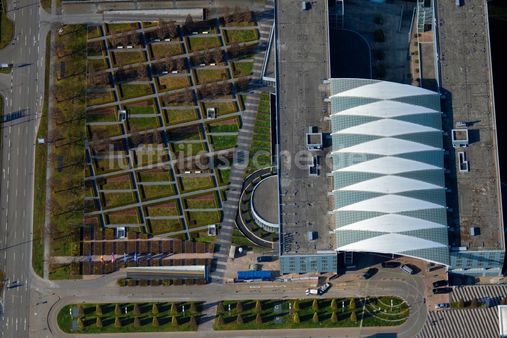 Oberding von oben - München Airport Centers (MAC) Dach des Flughafen München im Bundesland Bayern, Deutschland