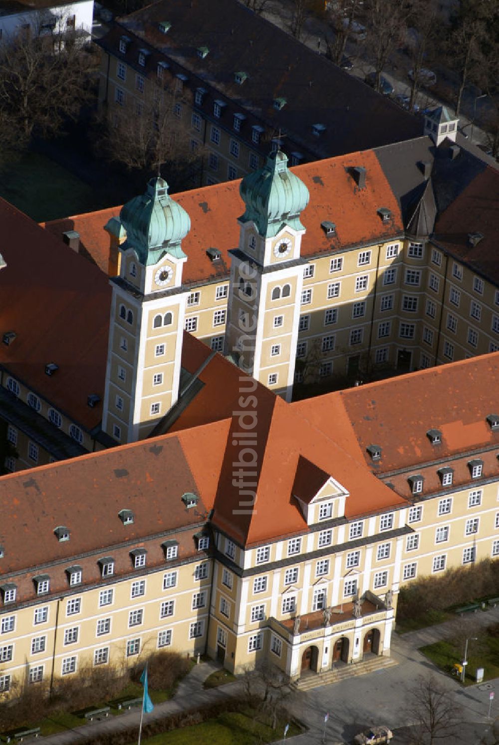 München von oben - München Blick auf das Altersheim Haus St. Josef - Sendling