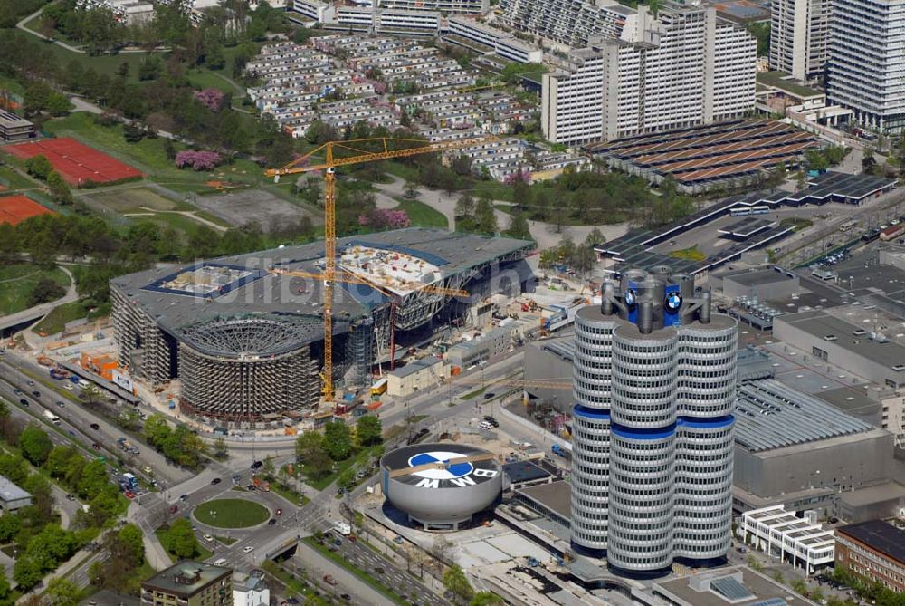 München von oben - München Blick auf die BMW WELT während der Bauarbeiten und das BMW Museum