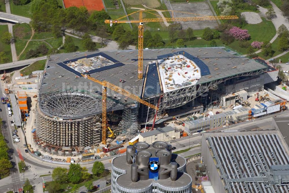 Luftaufnahme München - München Blick auf die BMW WELT während der Bauarbeiten und das BMW Museum