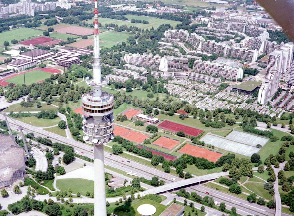 München von oben - Münchner Fernsehturm - im Hintergrund das ehem. olympische Dorf - heute Studentenwohnheim..