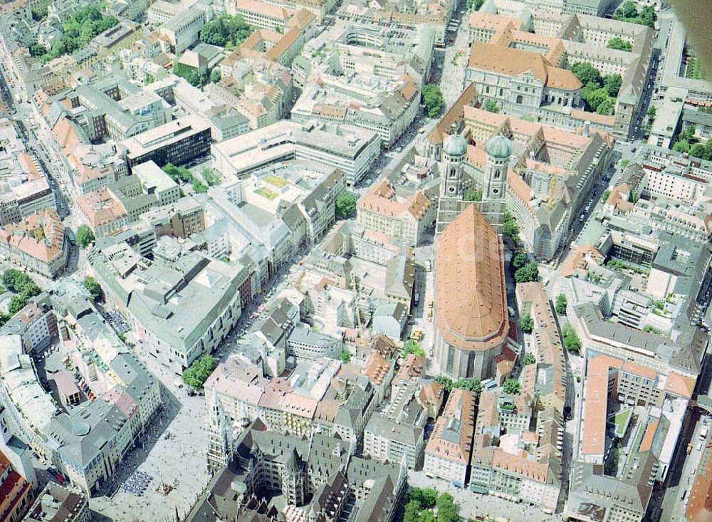 München aus der Vogelperspektive: Münchner Frauenkirche.