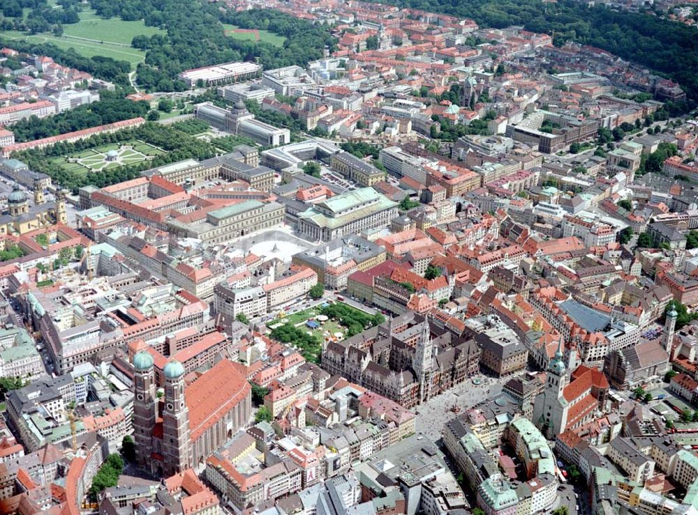 München von oben - Münchner Frauenkirche und Stadtzentrum.