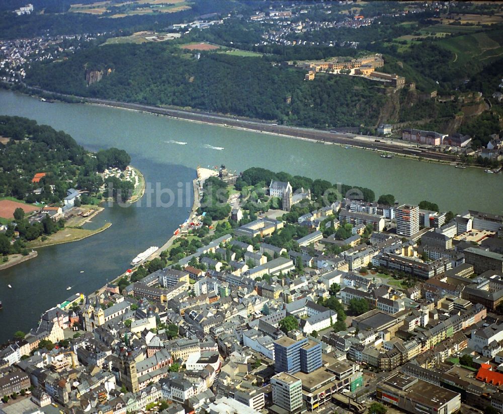 Koblenz von oben - Mündung der Mosel in den Fluß Rhein am Deutschen Eck in Koblenz in Rheinland-Pfalz