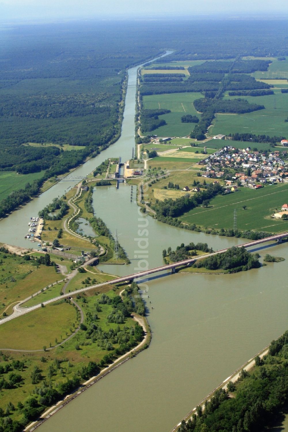 Niffer aus der Vogelperspektive: Mündung des Rhein - Rhone - Kanals in den Rheinseitenkanal bei Niffer in Frankreich