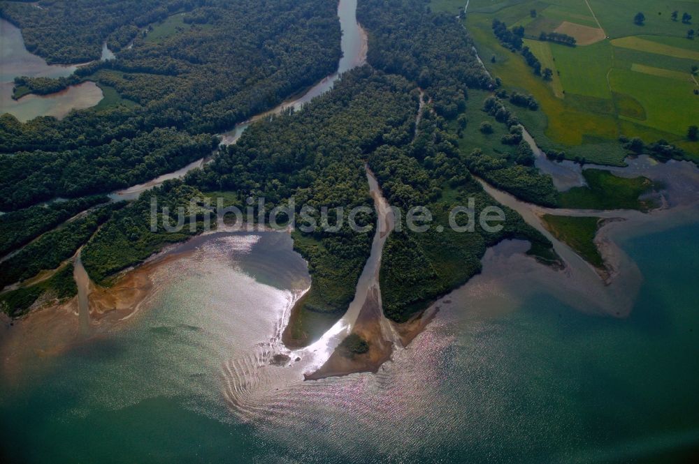 Baumgarten aus der Vogelperspektive: Mündung der Tiroler Achen am Ufer des Chiemsee bei Baumgarten im Bundesland Bayern