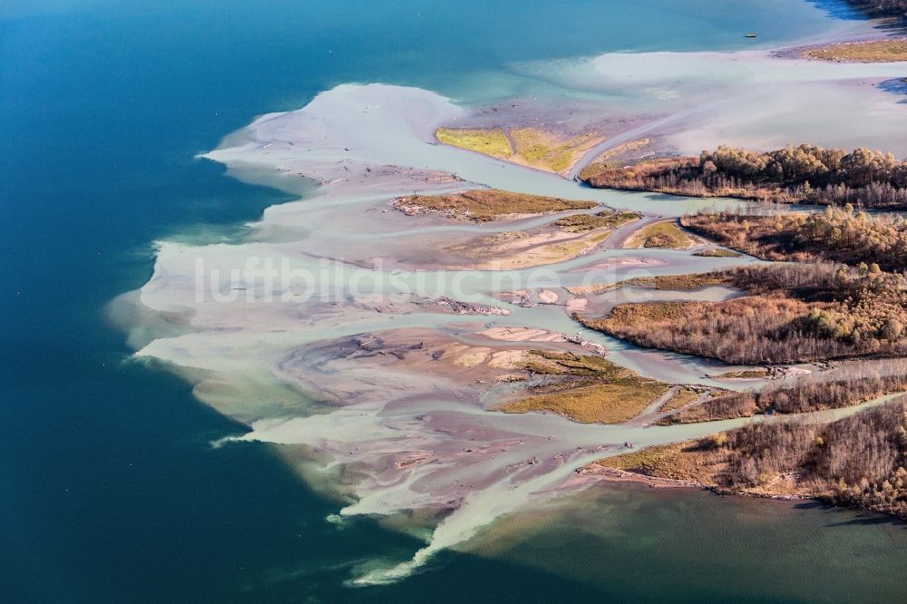 Luftaufnahme Übersee - Mündung der Tiroler Achen am Ufer des Chiemsee bei Baumgarten im Bundesland Bayern