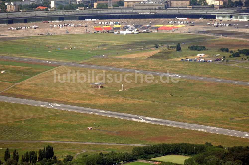 Luftbild Berlin - Modemesse Bread & Butter auf dem Flughafen Tempelhof