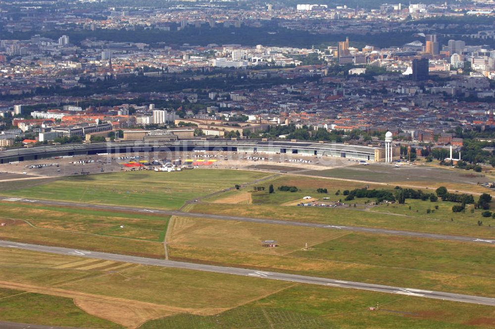 Luftaufnahme Berlin - Modemesse Bread & Butter auf dem Flughafen Tempelhof