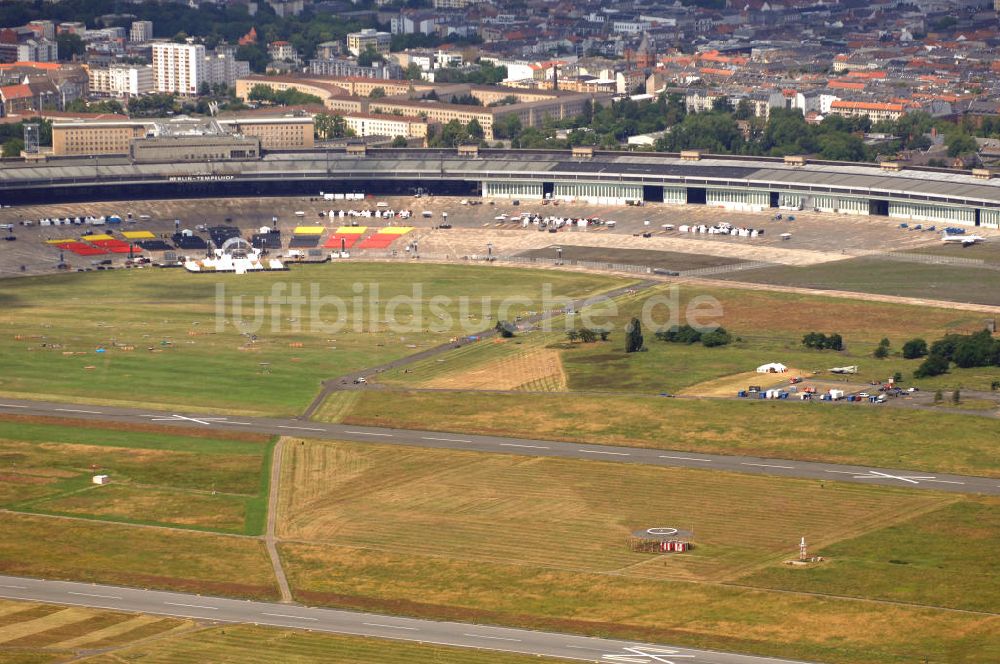 Berlin von oben - Modemesse Bread & Butter auf dem Flughafen Tempelhof