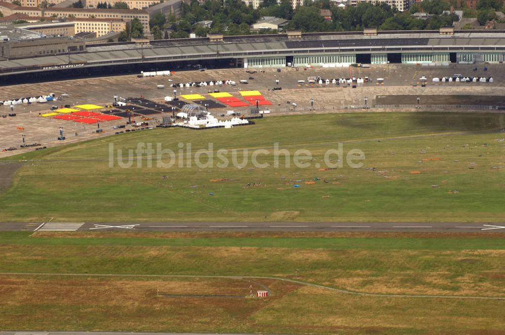 Luftbild Berlin - Modemesse Bread & Butter auf dem Flughafen Tempelhof