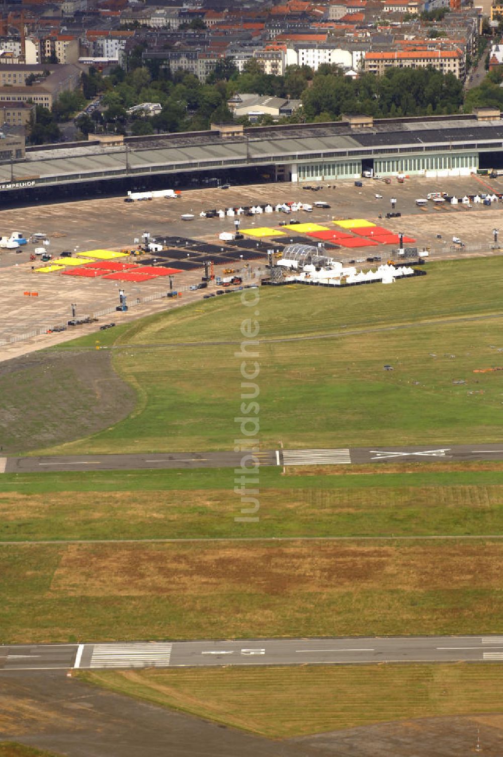 Berlin aus der Vogelperspektive: Modemesse Bread & Butter auf dem Flughafen Tempelhof