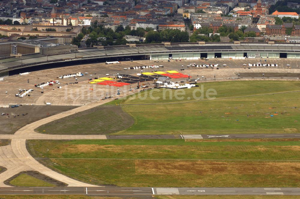 Luftbild Berlin - Modemesse Bread & Butter auf dem Flughafen Tempelhof