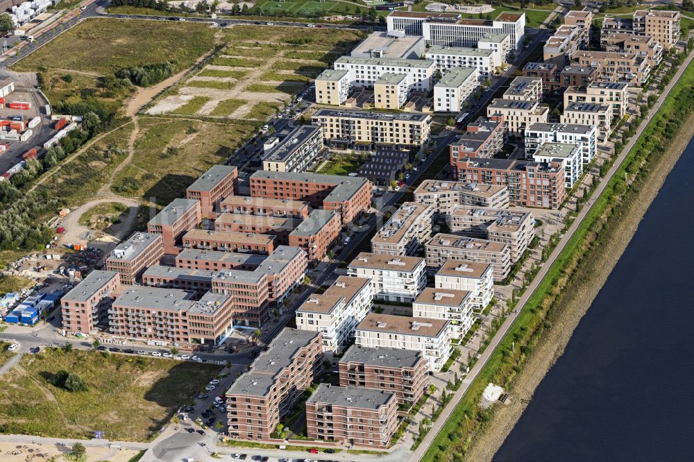 Bremen von oben - Moderne Stadthäuser an der Überseepromenade am Ufer- und Flußverlauf der Weser in Bremen, Deutschland