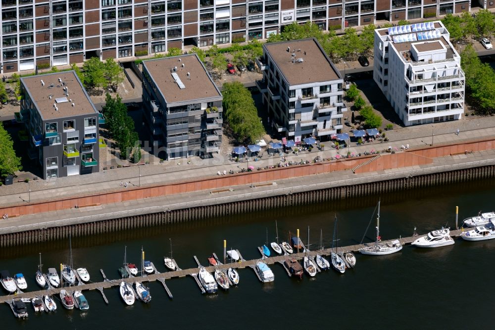 Luftaufnahme Bremen - Moderne Stadthäuser an den Hafenanlagen des Marina Europahafen Bremen am Ufer des Flußverlaufes der Weser in Bremen, Deutschland