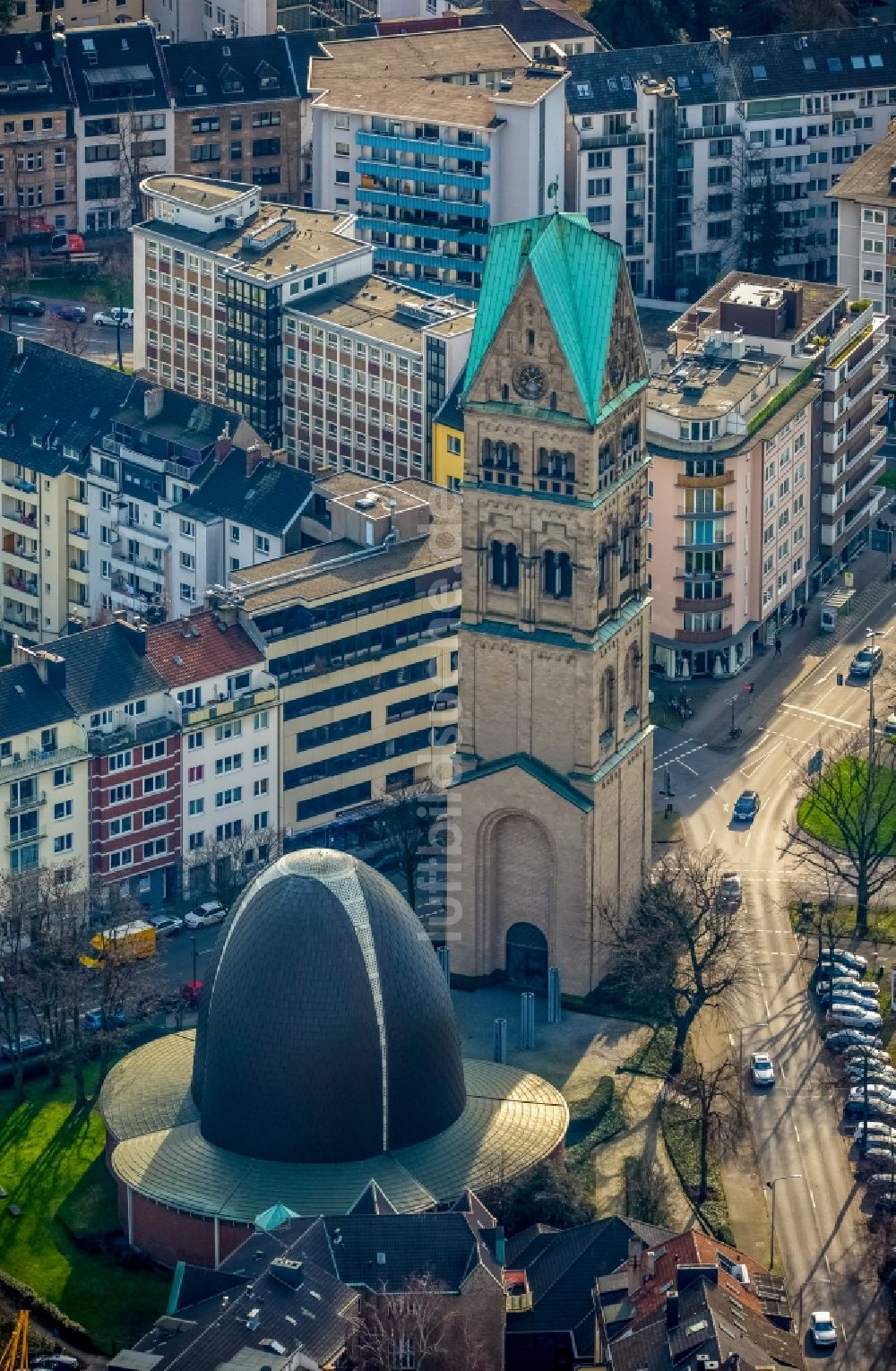 Düsseldorf aus der Vogelperspektive: Modernes Kirchengebäude und historischer Turm der Rochuskirche in Düsseldorf im Bundesland Nordrhein-Westfalen