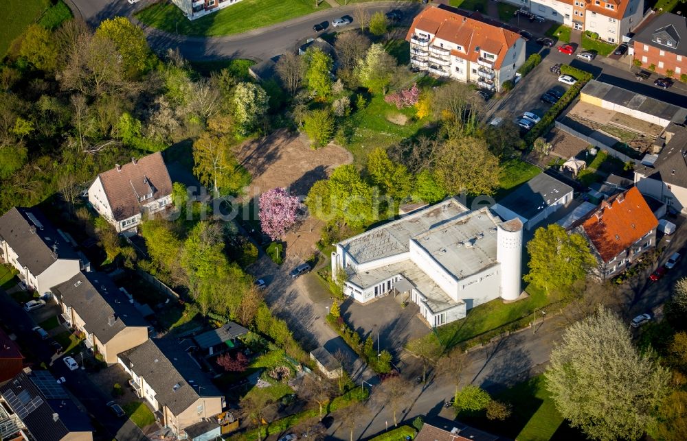 Hamm aus der Vogelperspektive: Modernes Kirchengebäude der Versöhnungskirche im Stadtteil Heessen in Hamm im Bundesland Nordrhein-Westfalen