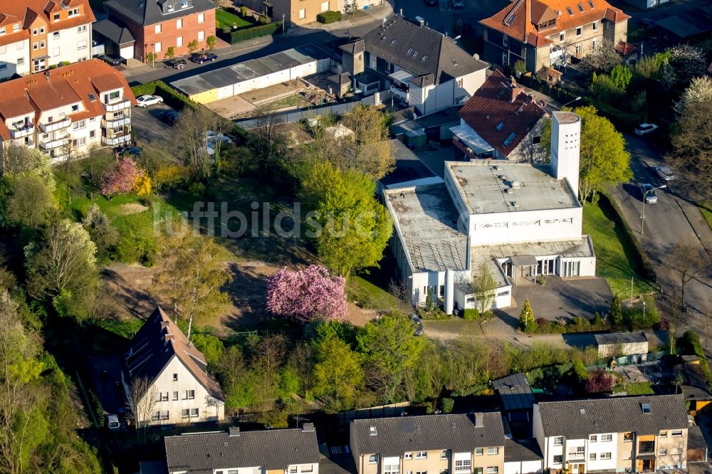 Luftaufnahme Hamm - Modernes Kirchengebäude der Versöhnungskirche im Stadtteil Heessen in Hamm im Bundesland Nordrhein-Westfalen