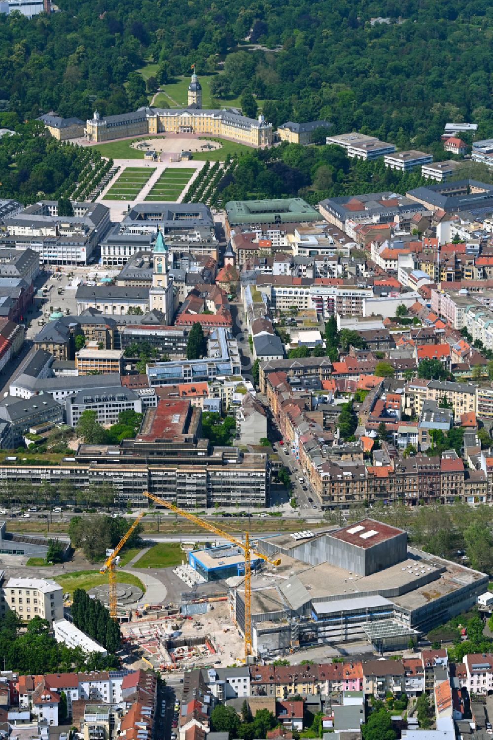 Luftaufnahme Karlsruhe - Modernisierung der Gebäude des Konzerthauses und Theater- Schauspielhauses Badisches Staatstheater in Karlsruhe im Bundesland Baden-Württemberg, Deutschland