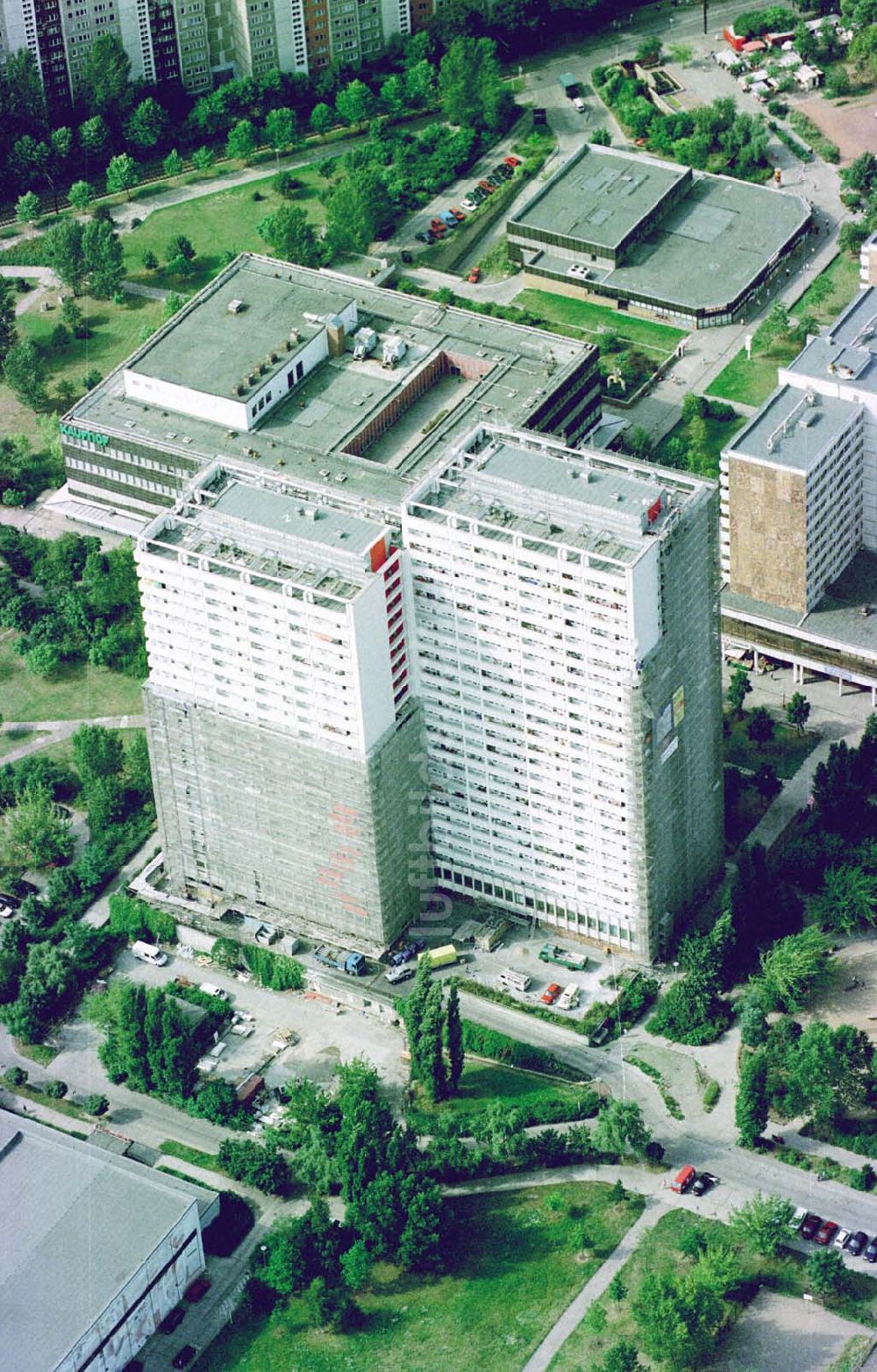 Berlin-Lichtenberg von oben - Modernisierung von Wohnhäusern im Wohngebiet am Fennpfuhl in Berlin-Lichtenberg.