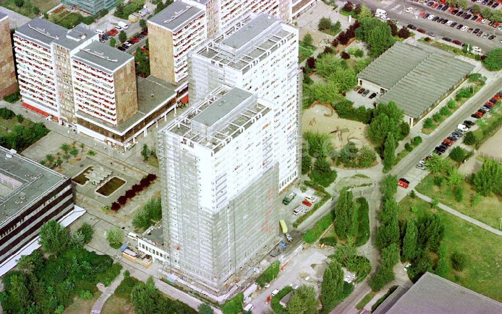 Luftaufnahme Berlin-Lichtenberg - Modernisierung von Wohnhäusern im Wohngebiet am Fennpfuhl in Berlin-Lichtenberg.