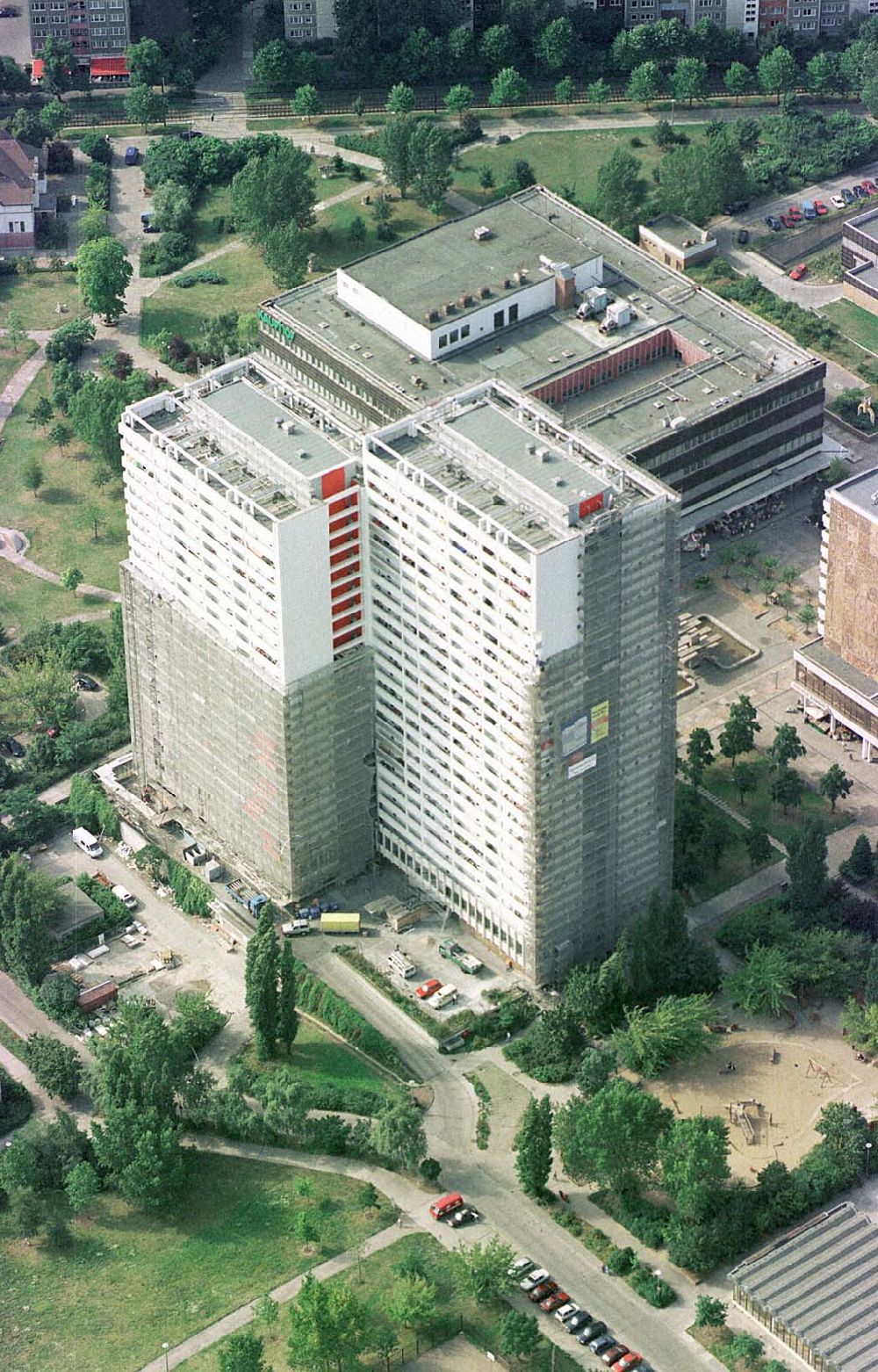 Luftbild Berlin-Lichtenberg - Modernisierung von Wohnhäusern im Wohngebiet am Fennpfuhl in Berlin-Lichtenberg.