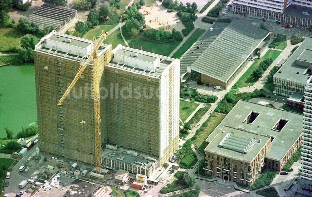 Berlin-Lichtenberg aus der Vogelperspektive: Modernisierung von Wohnhäusern im Wohngebiet am Fennpfuhl in Berlin-Lichtenberg.