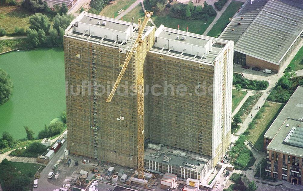 Luftbild Berlin-Lichtenberg - Modernisierung von Wohnhäusern im Wohngebiet am Fennpfuhl in Berlin-Lichtenberg.