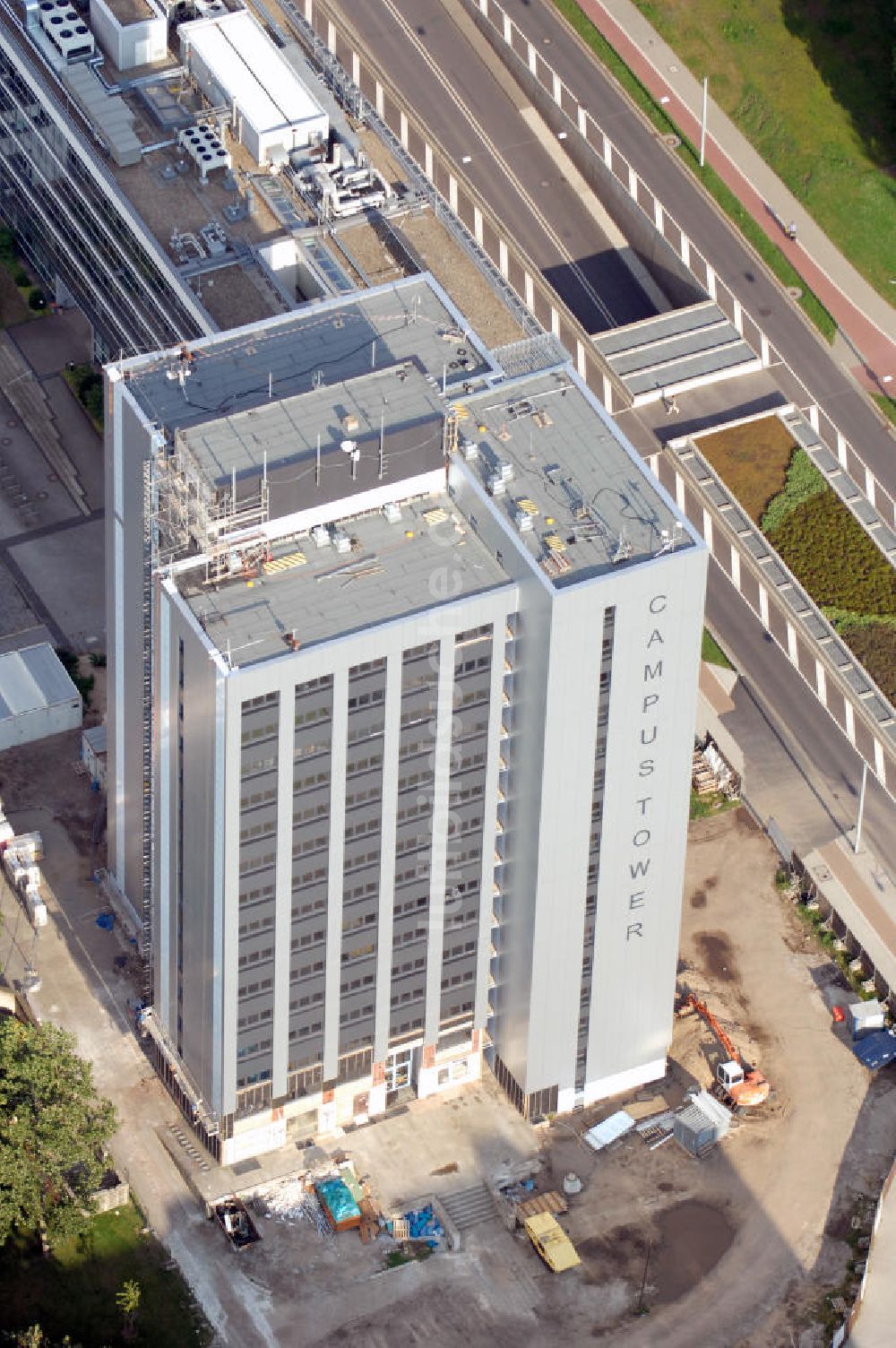 Magdeburg von oben - Modernisierungsarbeiten am Campus Tower in Magdeburg-Alte Neustadt