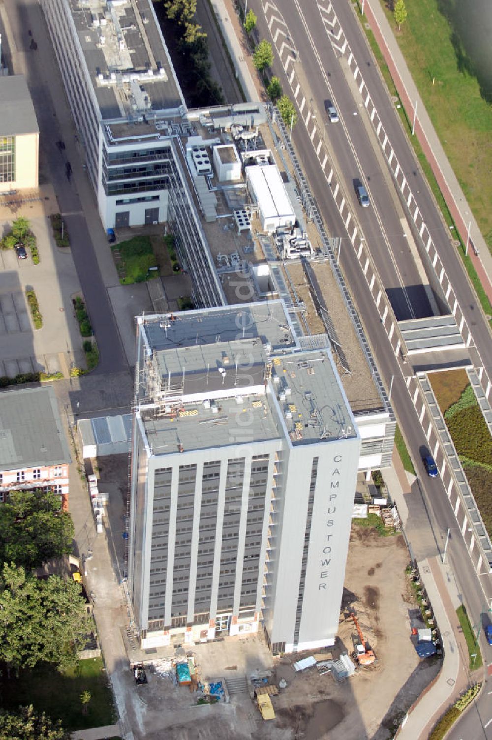 Magdeburg aus der Vogelperspektive: Modernisierungsarbeiten am Campus Tower in Magdeburg-Alte Neustadt