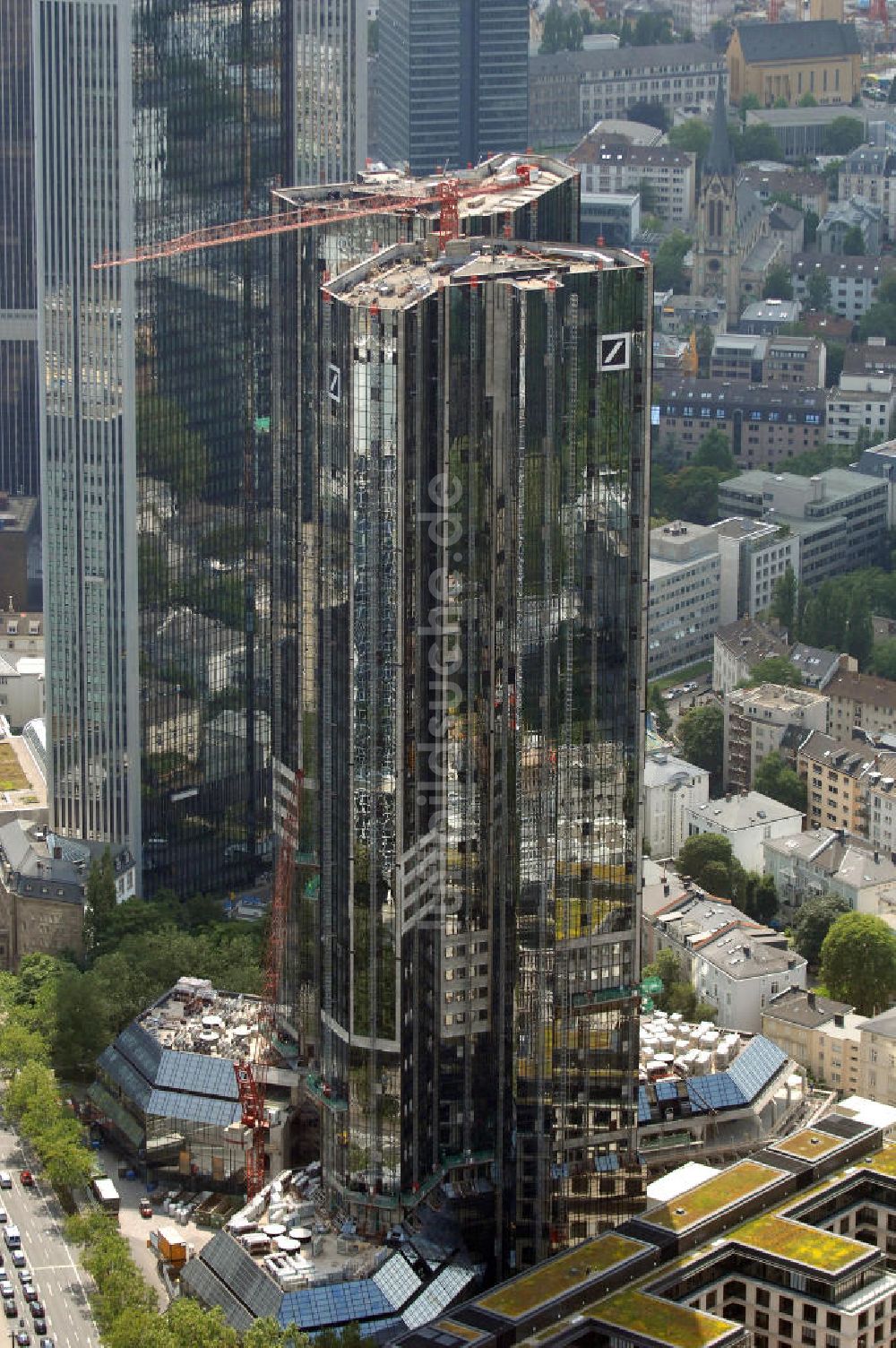 Frankfurt am Main aus der Vogelperspektive: Modernisierungsarbeiten am Deutsche-Bank-Hochhaus in Frankfurt / Main