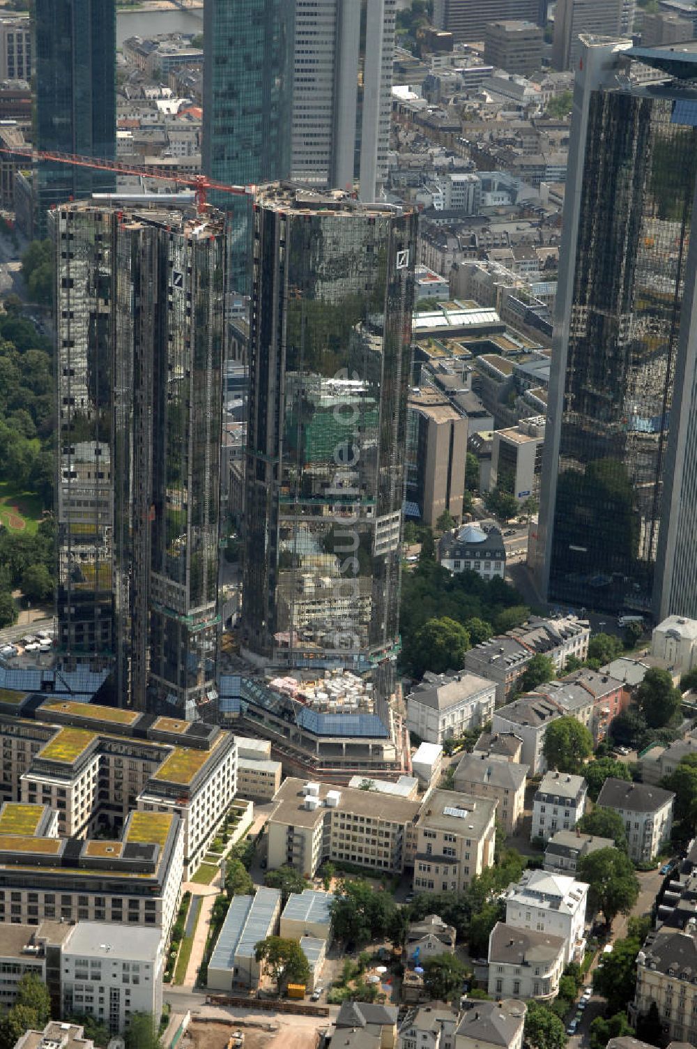 Frankfurt am Main von oben - Modernisierungsarbeiten am Deutsche-Bank-Hochhaus in Frankfurt / Main