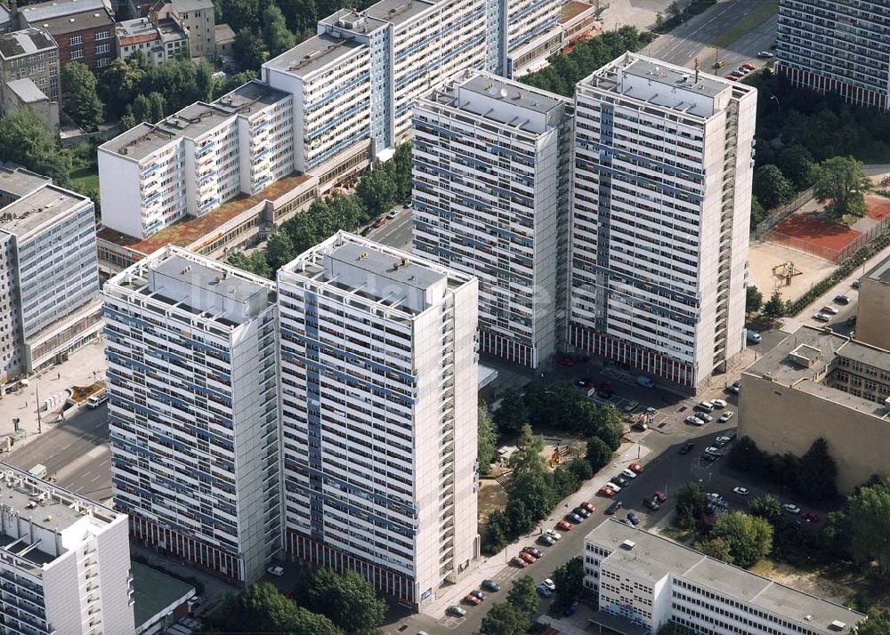 Berlin aus der Vogelperspektive: Modernisierungsarbeitenan den Wohnhochhäusern in der Leipziger Straße.