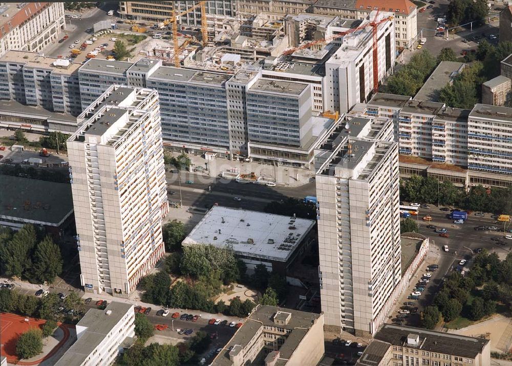 Luftaufnahme Berlin - Modernisierungsarbeitenan den Wohnhochhäusern in der Leipziger Straße.