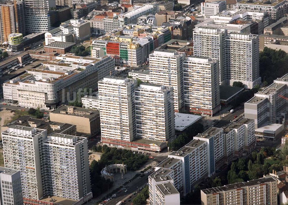 Berlin von oben - Modernisierungsarbeitenan den Wohnhochhäusern in der Leipziger Straße.