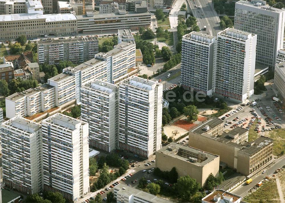 Berlin aus der Vogelperspektive: Modernisierungsarbeitenan den Wohnhochhäusern in der Leipziger Straße.