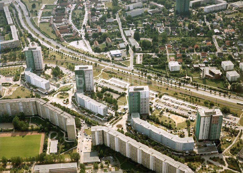 Luftbild Berlin - Modernisierungsarbeitenan den Wohnhochhäusern der Marzahner Promenade in Berlin-Marzahn.