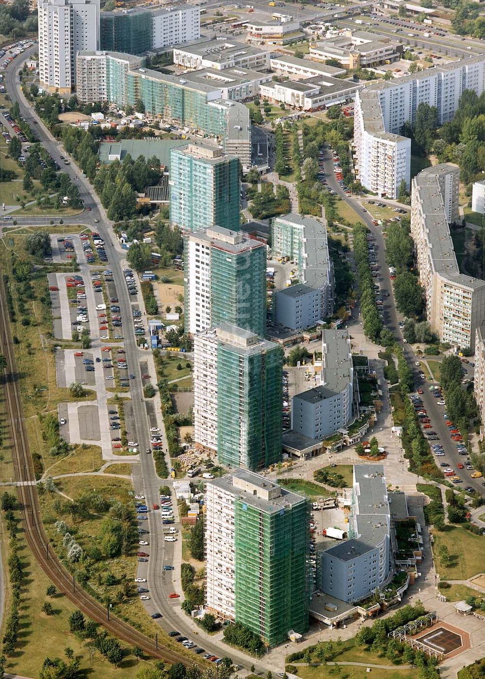 Luftaufnahme Berlin - Modernisierungsarbeitenan den Wohnhochhäusern der Marzahner Promenade in Berlin-Marzahn.