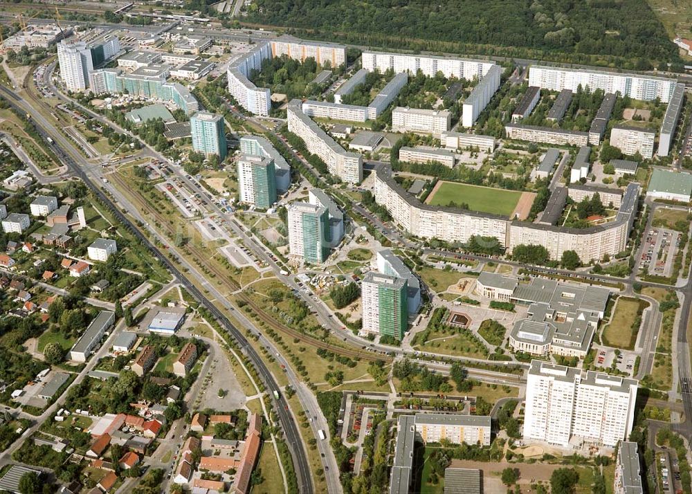 Berlin von oben - Modernisierungsarbeitenan den Wohnhochhäusern der Marzahner Promenade in Berlin-Marzahn.