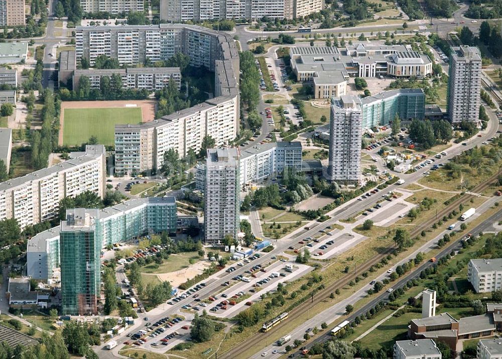 Berlin aus der Vogelperspektive: Modernisierungsarbeitenan den Wohnhochhäusern der Marzahner Promenade in Berlin-Marzahn.