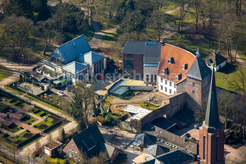 Luftbild Moers - Moerser Schloss und Restaurant am Kastell in Moers im Bundesland Nordrhein-Westfalen